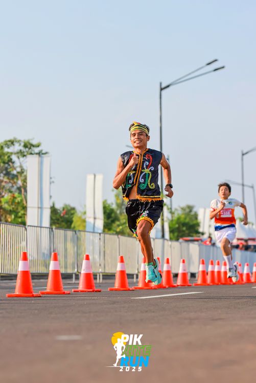 Race photo from PIK NITE RUN 2025
