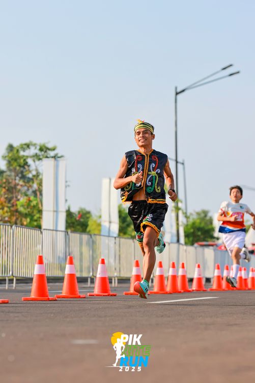 Race photo from PIK NITE RUN 2025