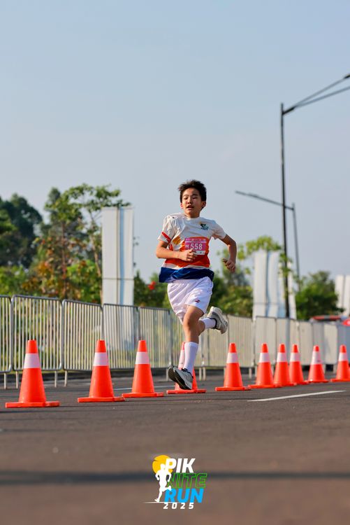 Race photo from PIK NITE RUN 2025