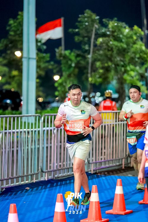 Race photo from PIK NITE RUN 2025