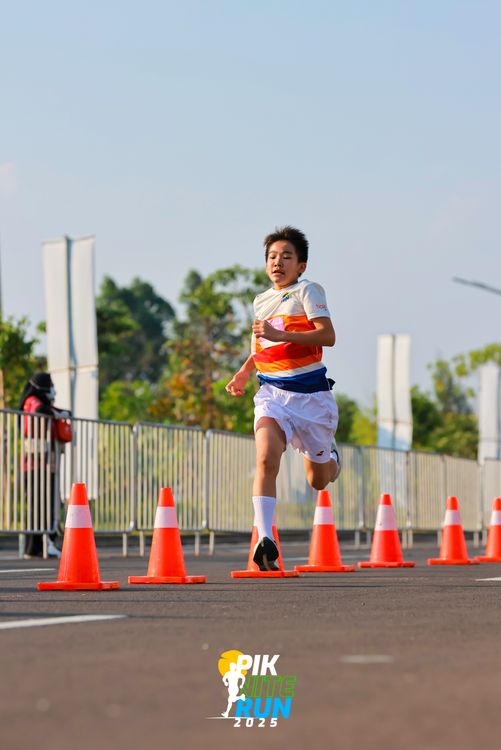 Race photo from PIK NITE RUN 2025