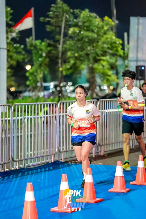Race photo from PIK NITE RUN 2025