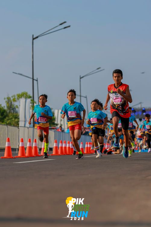Race photo from PIK NITE RUN 2025