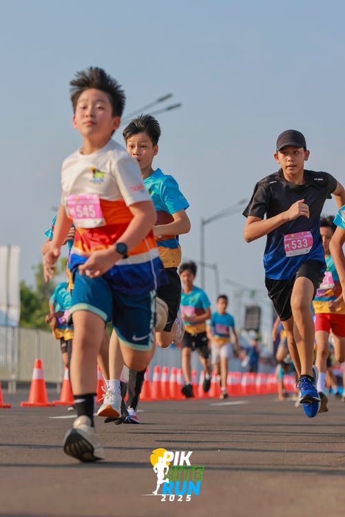 Race photo from PIK NITE RUN 2025