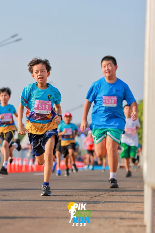 Race photo from PIK NITE RUN 2025