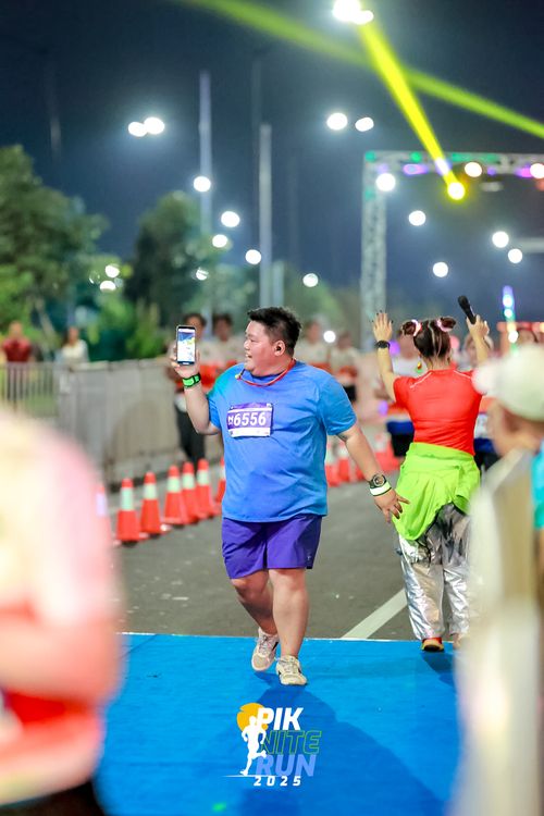 Race photo from PIK NITE RUN 2025