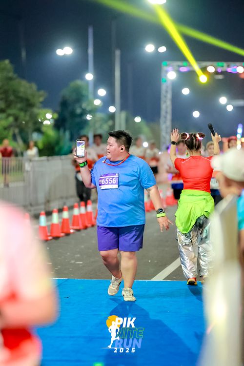 Race photo from PIK NITE RUN 2025