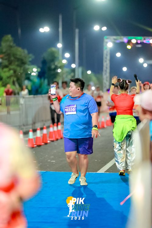 Race photo from PIK NITE RUN 2025
