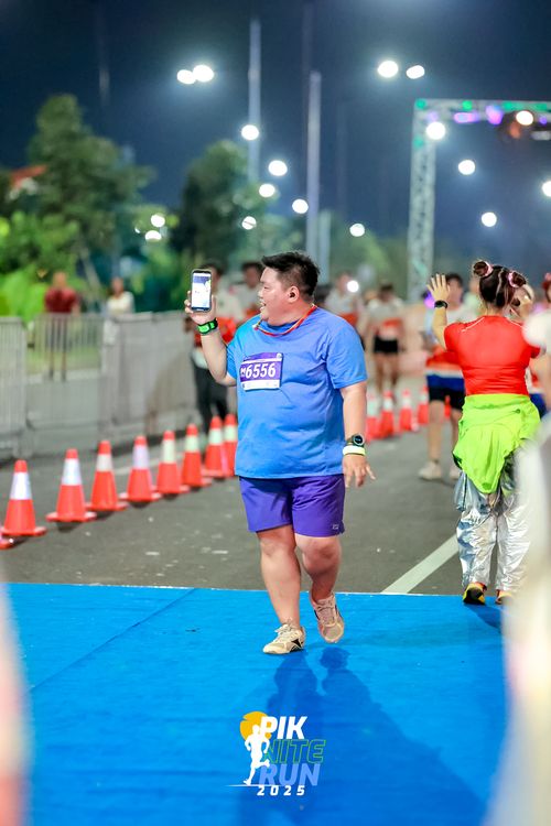 Race photo from PIK NITE RUN 2025