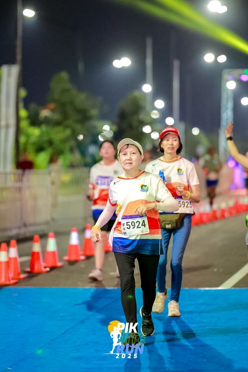 Race photo from PIK NITE RUN 2025