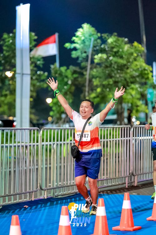 Race photo from PIK NITE RUN 2025
