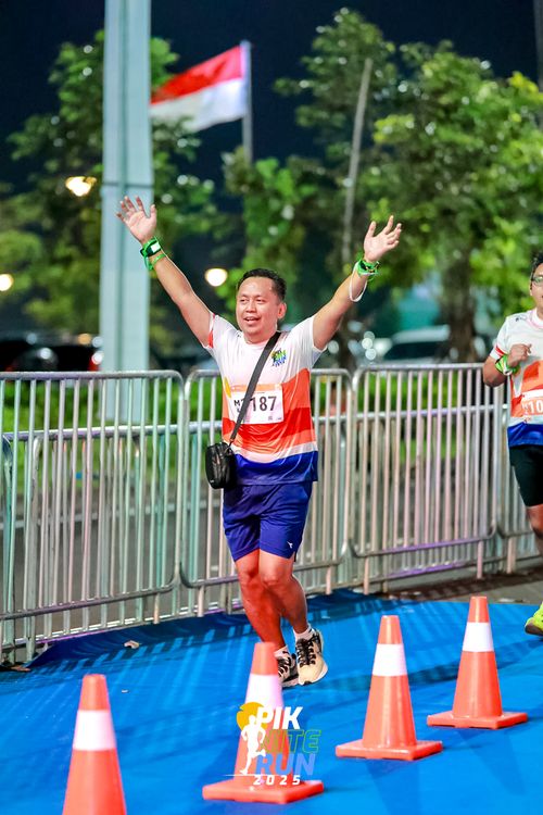 Race photo from PIK NITE RUN 2025