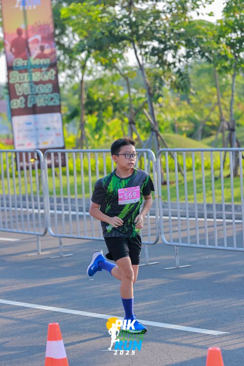 Race photo from PIK NITE RUN 2025