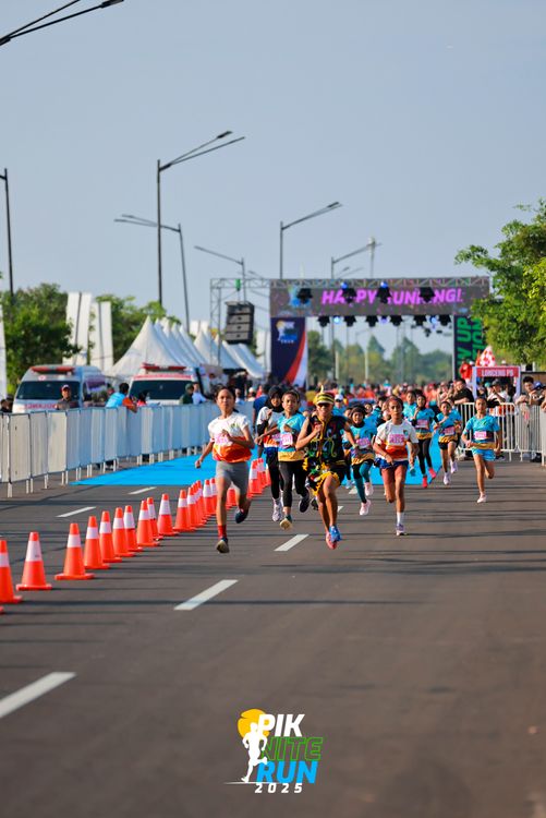 Race photo from PIK NITE RUN 2025