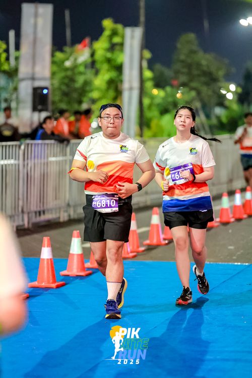 Race photo from PIK NITE RUN 2025