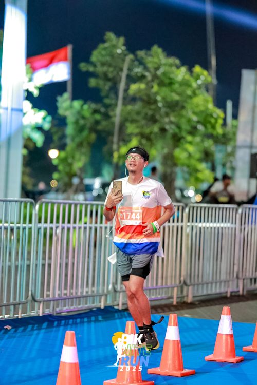 Race photo from PIK NITE RUN 2025