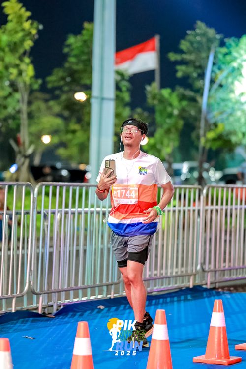Race photo from PIK NITE RUN 2025