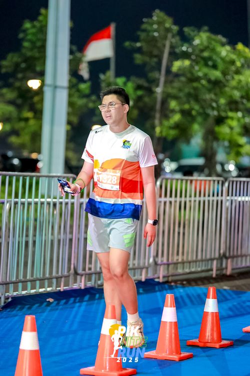 Race photo from PIK NITE RUN 2025