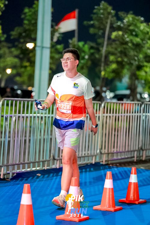 Race photo from PIK NITE RUN 2025