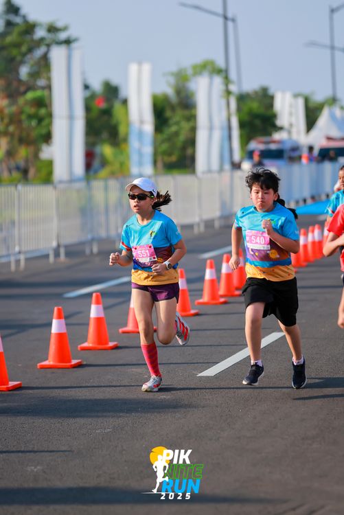 Race photo from PIK NITE RUN 2025
