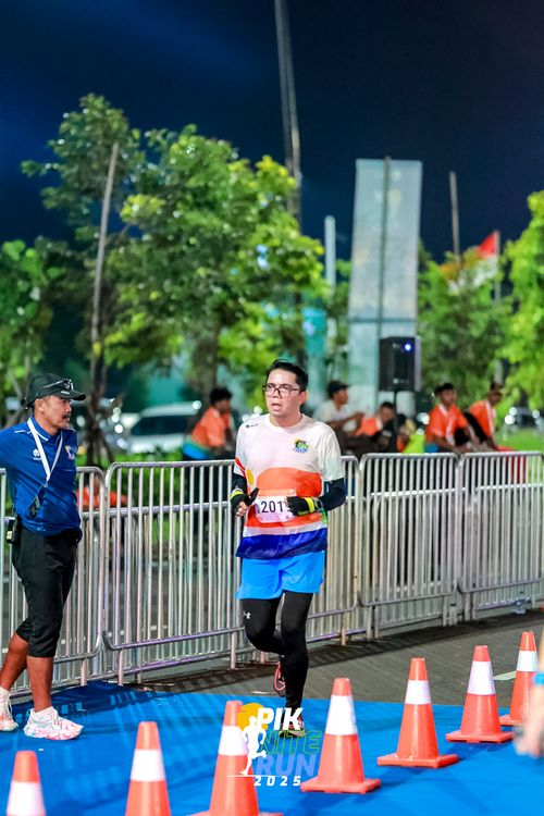 Race photo from PIK NITE RUN 2025