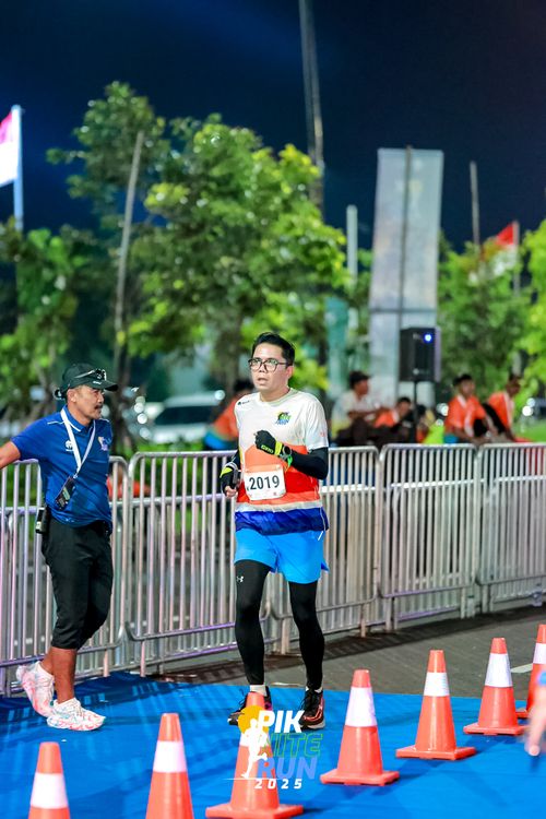 Race photo from PIK NITE RUN 2025