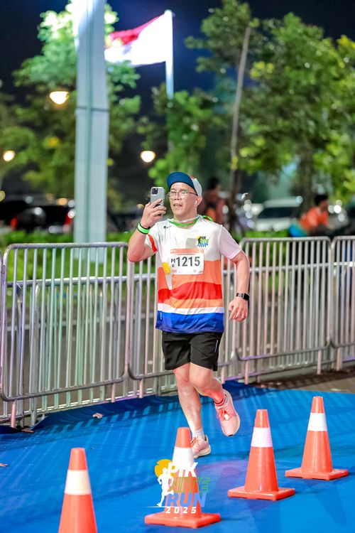 Race photo from PIK NITE RUN 2025
