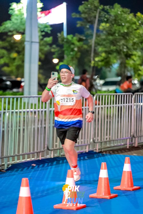 Race photo from PIK NITE RUN 2025