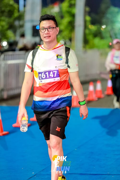 Race photo from PIK NITE RUN 2025