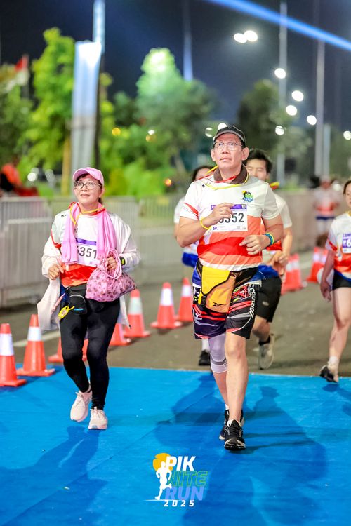 Race photo from PIK NITE RUN 2025
