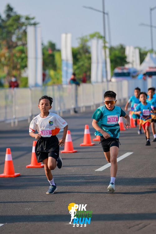 Race photo from PIK NITE RUN 2025