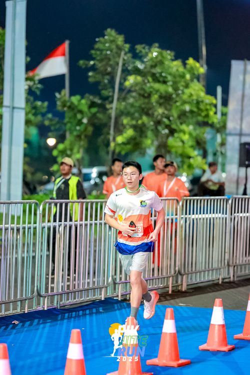 Race photo from PIK NITE RUN 2025