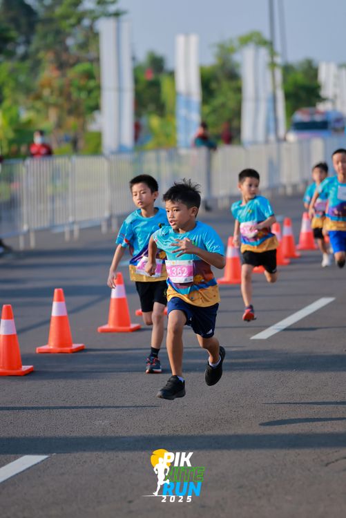 Race photo from PIK NITE RUN 2025