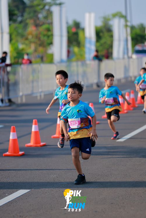 Race photo from PIK NITE RUN 2025