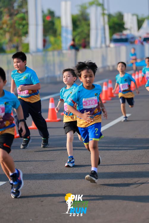 Race photo from PIK NITE RUN 2025