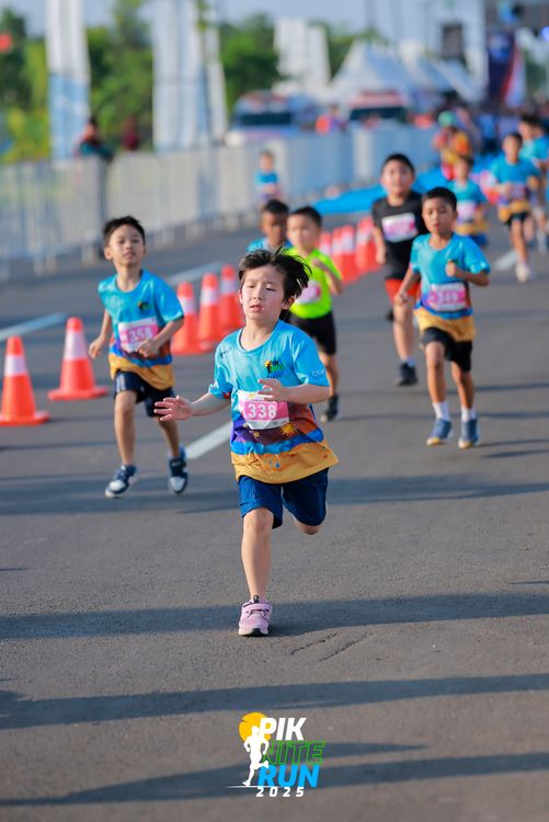 Race photo from PIK NITE RUN 2025