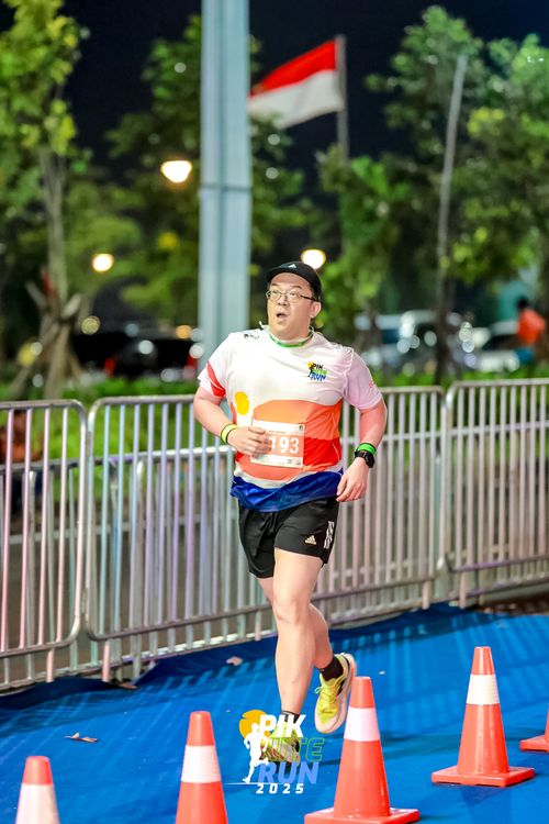 Race photo from PIK NITE RUN 2025