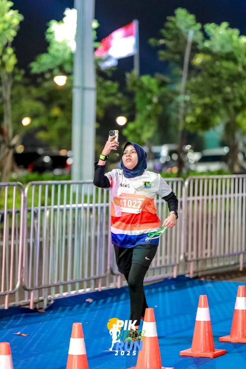 Race photo from PIK NITE RUN 2025