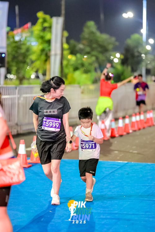 Race photo from PIK NITE RUN 2025