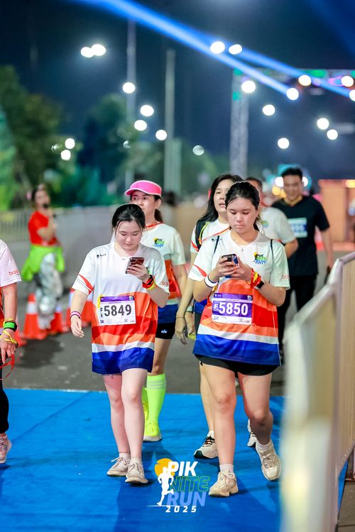 Race photo from PIK NITE RUN 2025