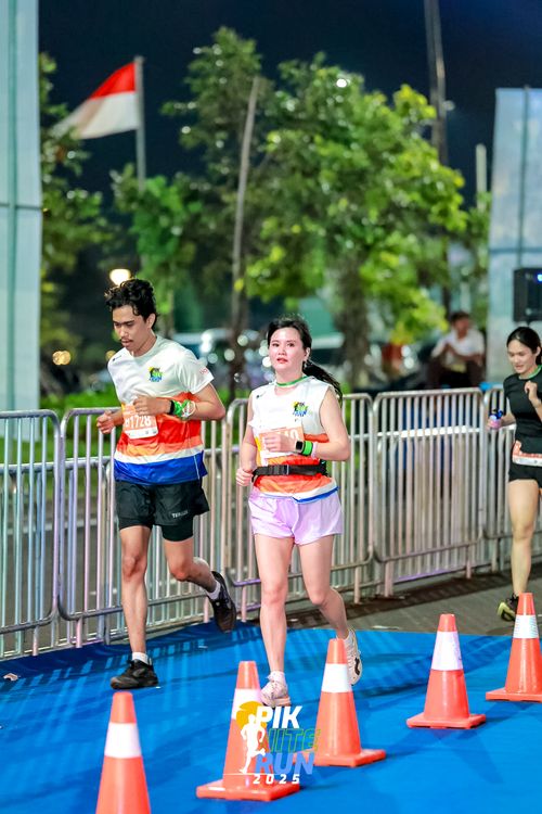 Race photo from PIK NITE RUN 2025