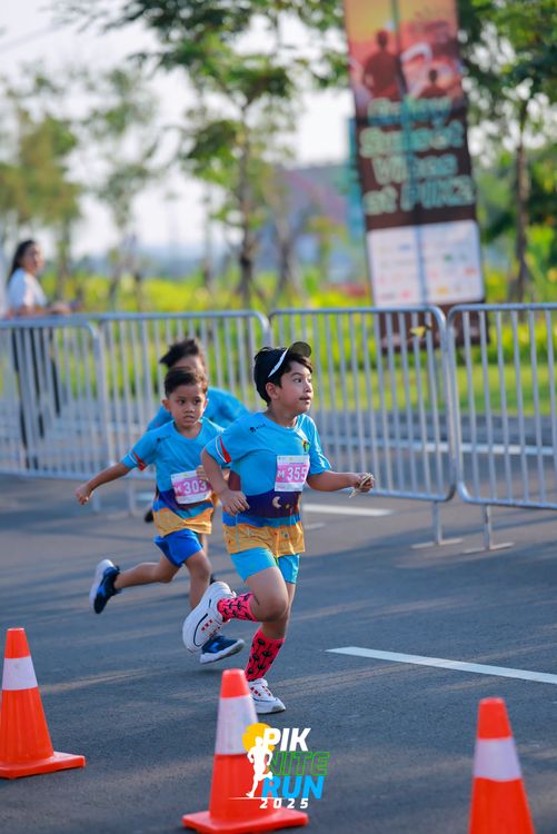 Race photo from PIK NITE RUN 2025