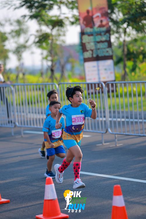 Race photo from PIK NITE RUN 2025