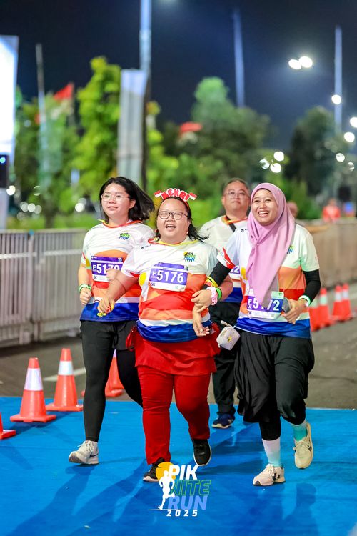 Race photo from PIK NITE RUN 2025