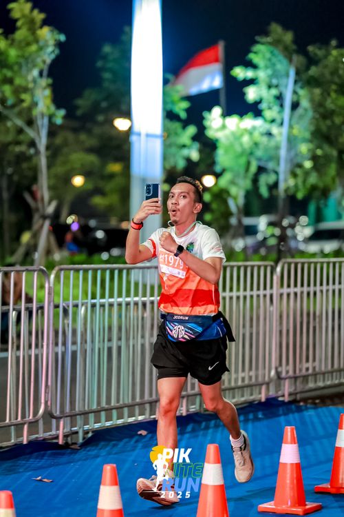 Race photo from PIK NITE RUN 2025