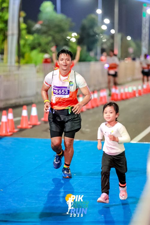 Race photo from PIK NITE RUN 2025