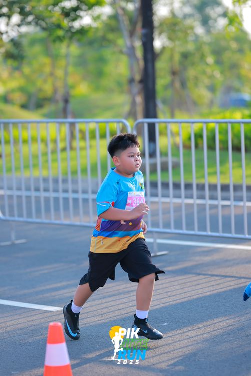 Race photo from PIK NITE RUN 2025