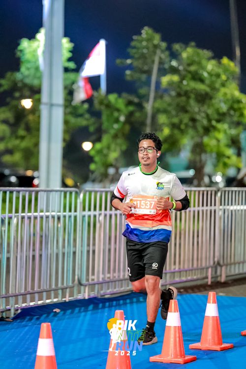 Race photo from PIK NITE RUN 2025