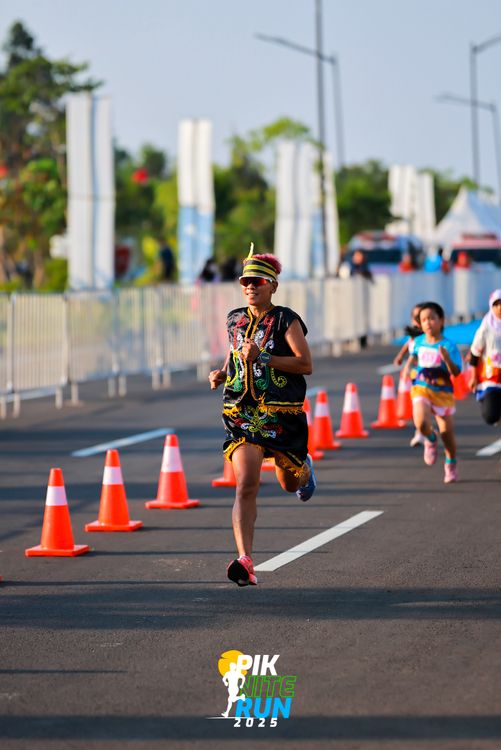 Race photo from PIK NITE RUN 2025