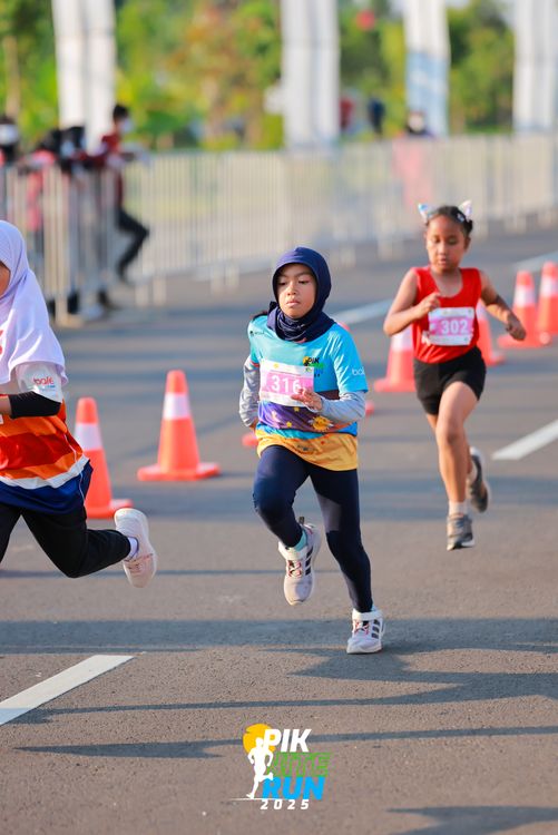 Race photo from PIK NITE RUN 2025